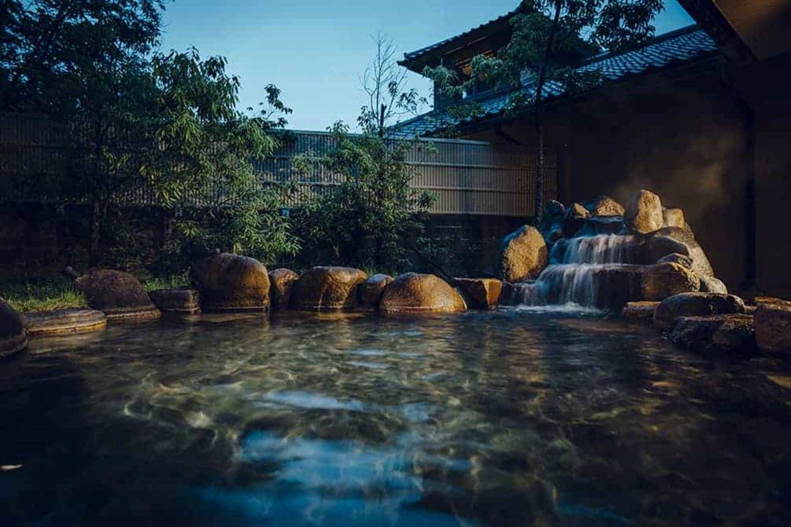 界 玉造 岩石疊砌的露天浴池