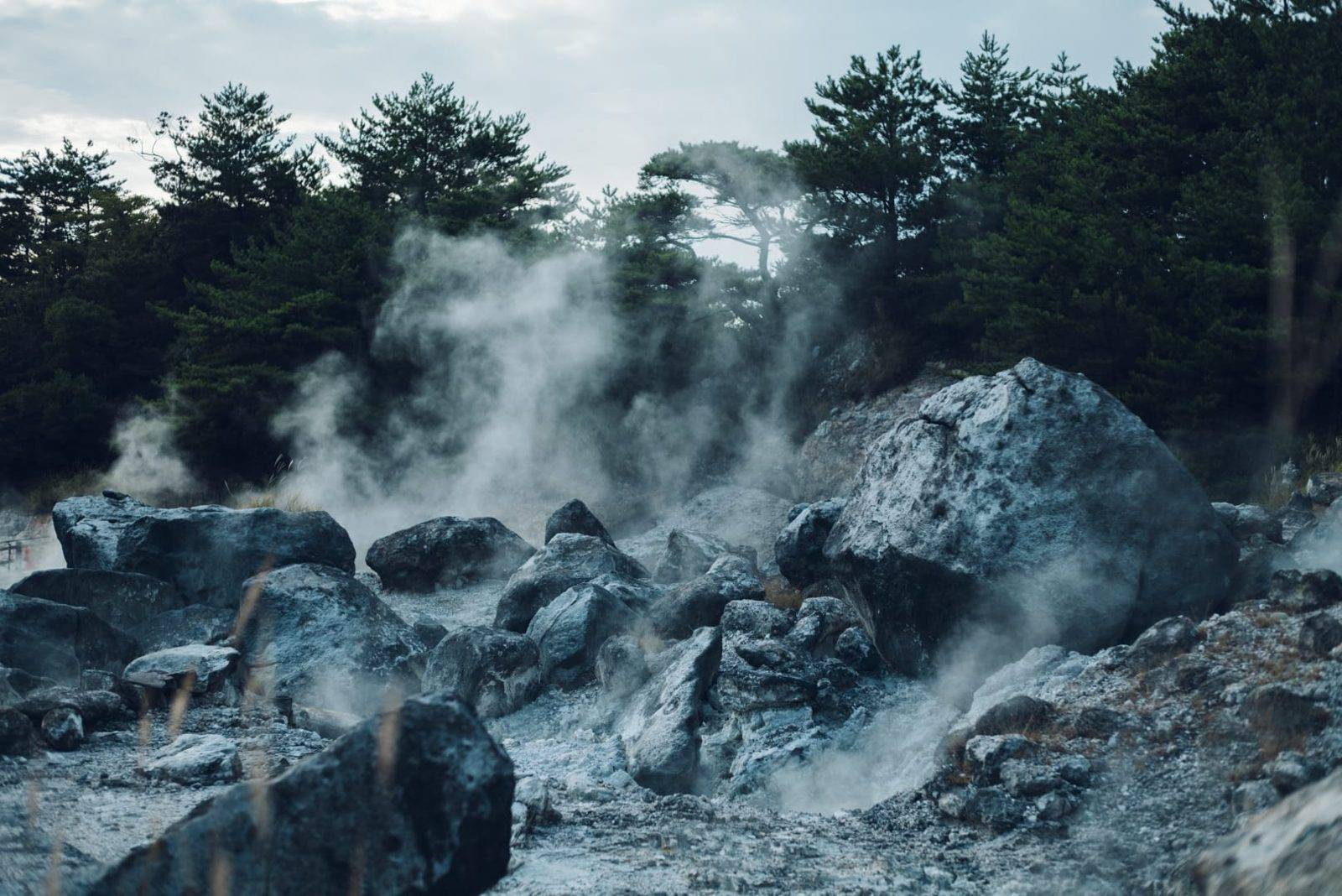雲仙地獄冒著白煙的地熱地帶