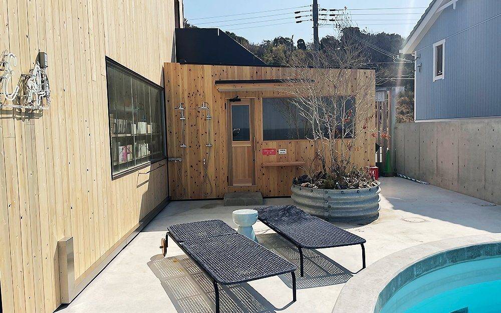 淡路島 KAMOME SLOW HOTEL泳池旁的露台與躺椅