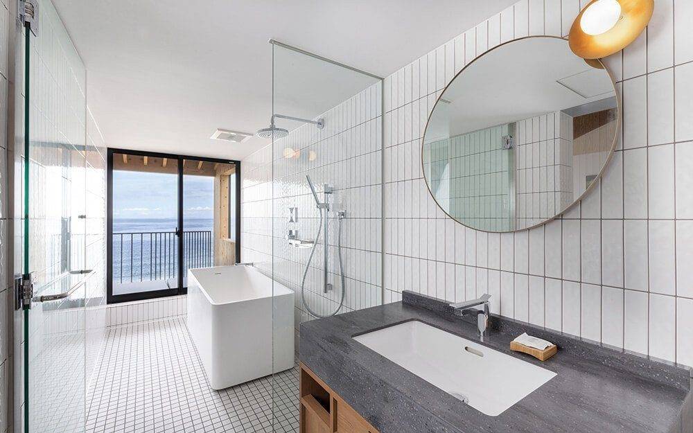 淡路島 KAMOME SLOW HOTEL窗外是海的白磁磚浴室與獨立浴缸