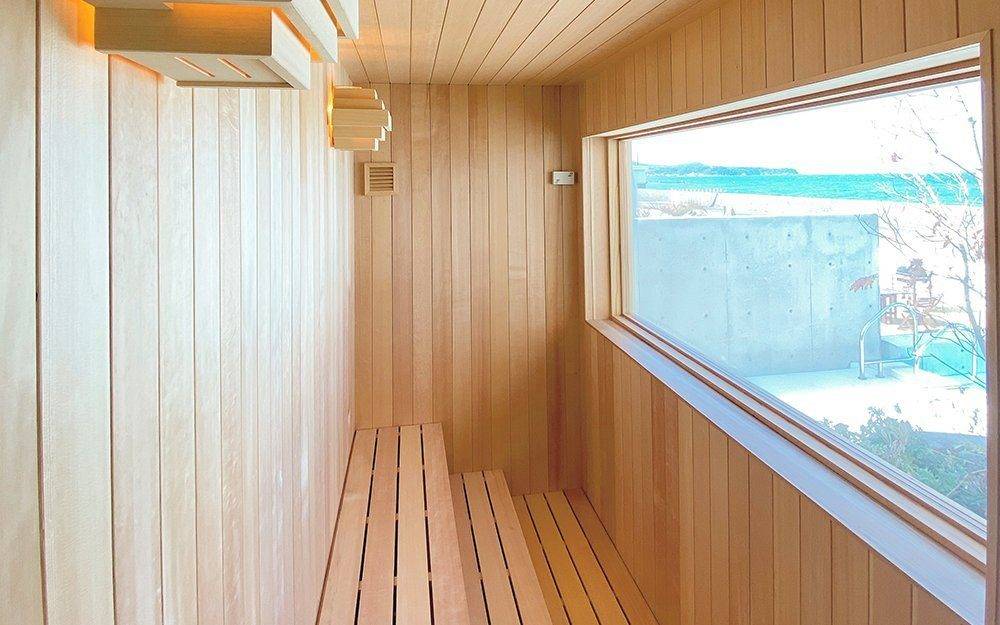 淡路島 KAMOME SLOW HOTEL有大窗的原木桑拿房