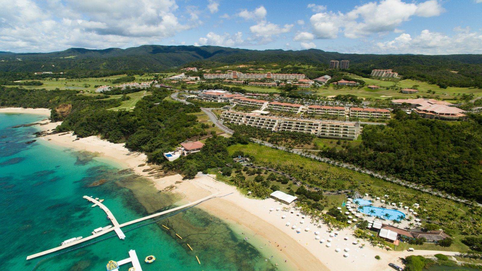 卡努佳度假村大浦灣沿岸的海灘、客房棟與球場空拍