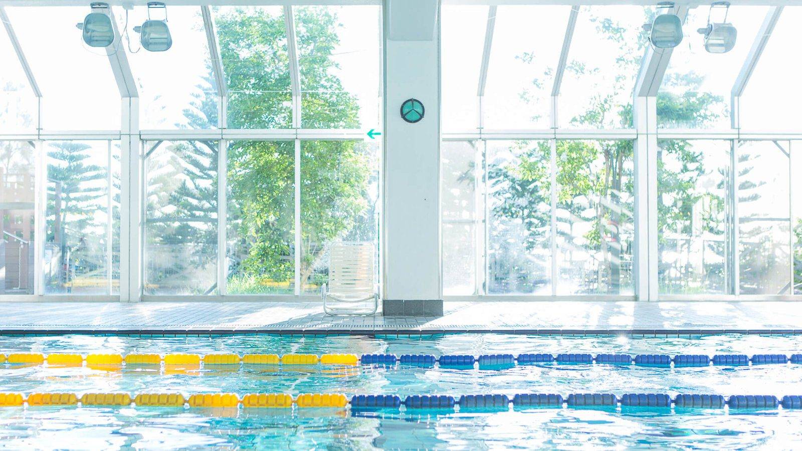 沖繩嘉利吉海灘度假村 Ocean Spa Wing Tower 地下的 25 公尺室內泳池
