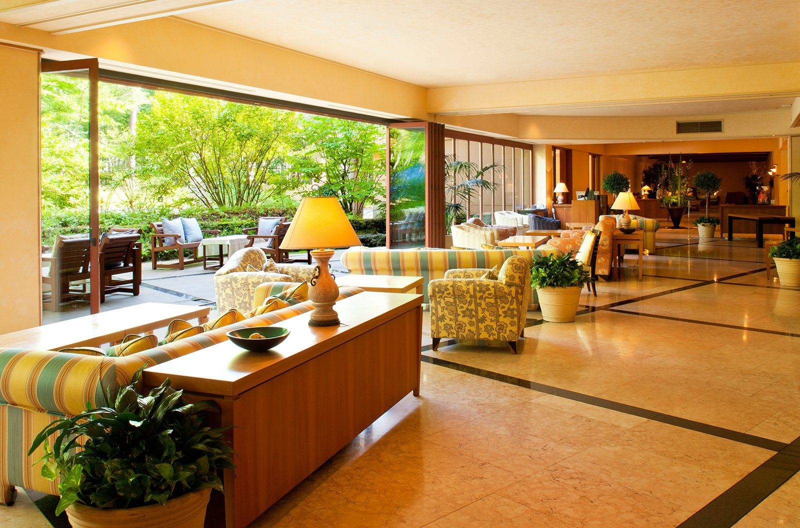 輕井澤 Hotel Bleston Court Lounge 的沙發區、檯燈與大理石地板
