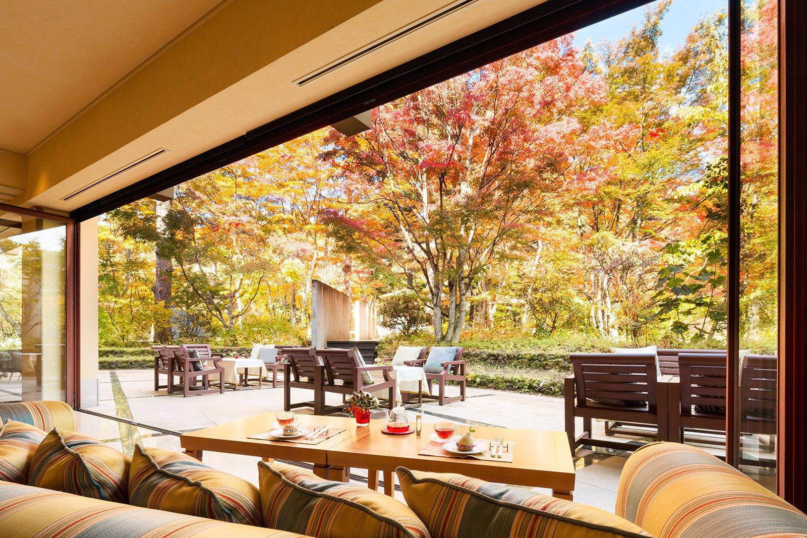 輕井澤 Hotel Bleston Court Lounge 敞開的落地窗與紅葉下的露台座位