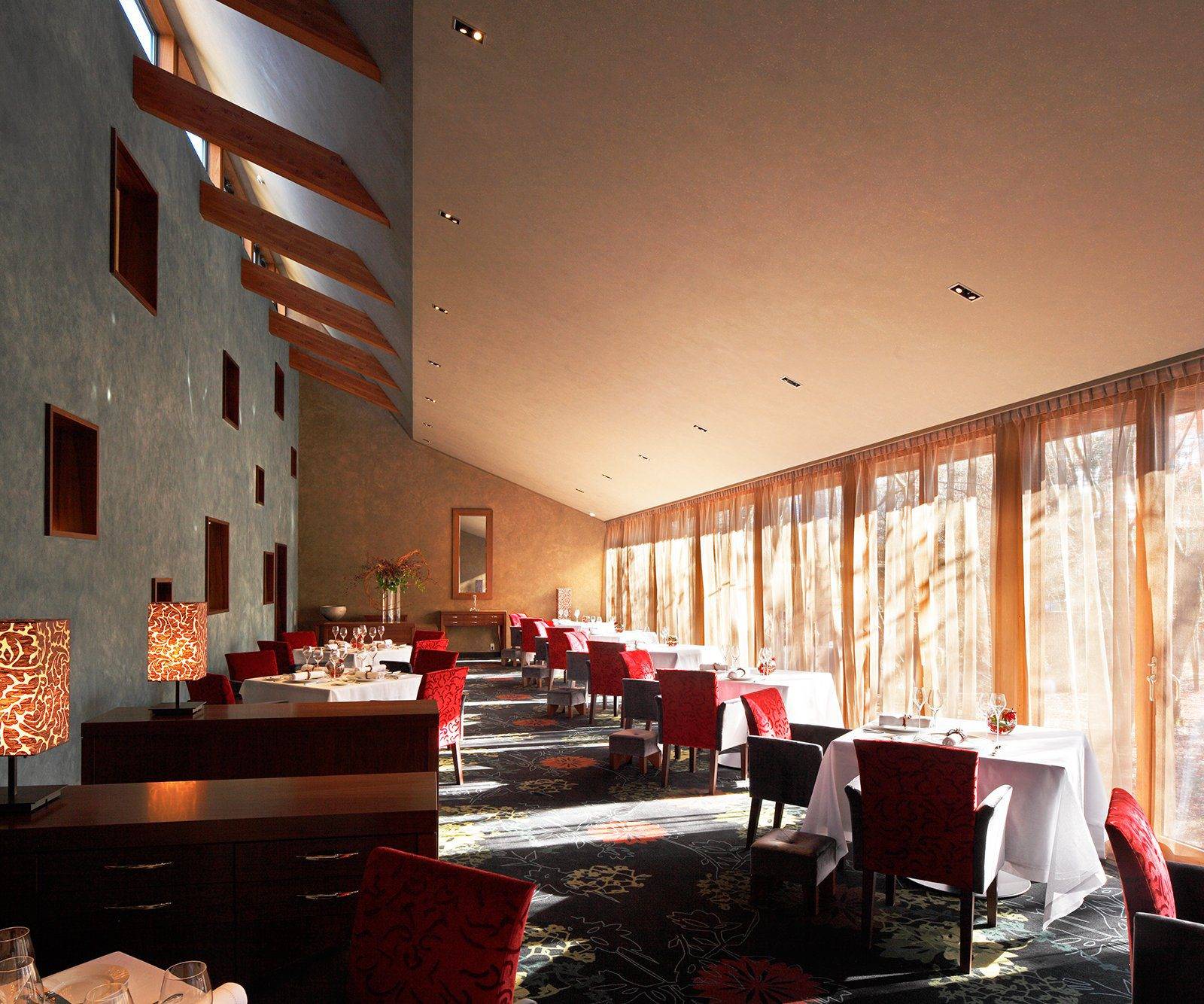 輕井澤 Hotel Bleston Court Yukawatan 斜屋頂下的長餐桌與落地窗