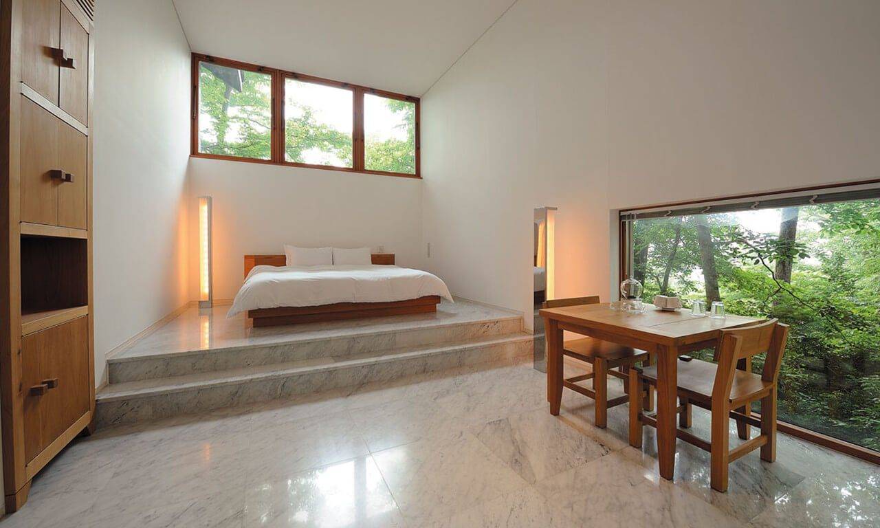 輕井澤 Hotel Bleston Court Designer's Cottage 的白牆、大理石地板與床