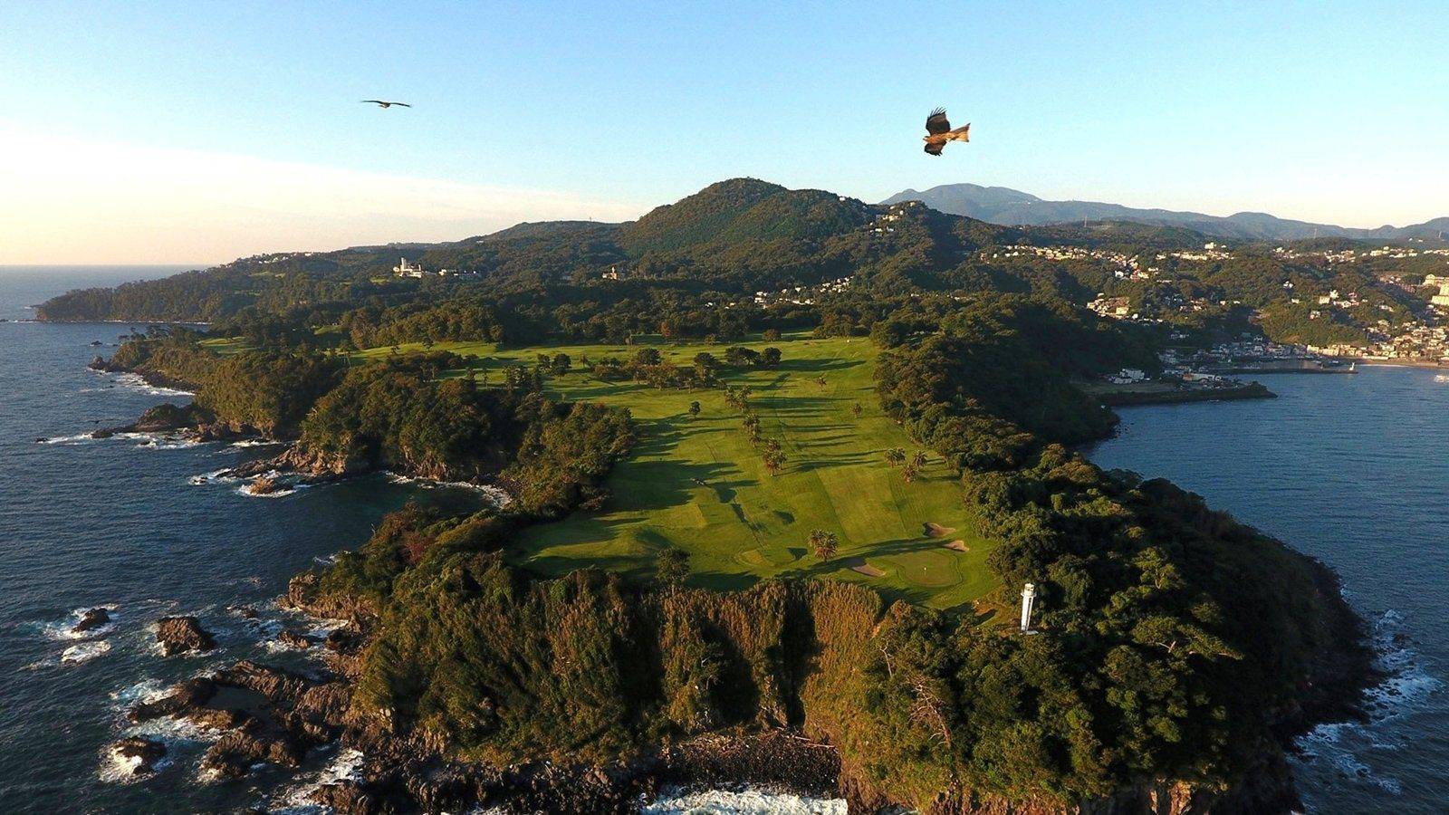 川奈飯店沿海岸線展開的富士球場空拍