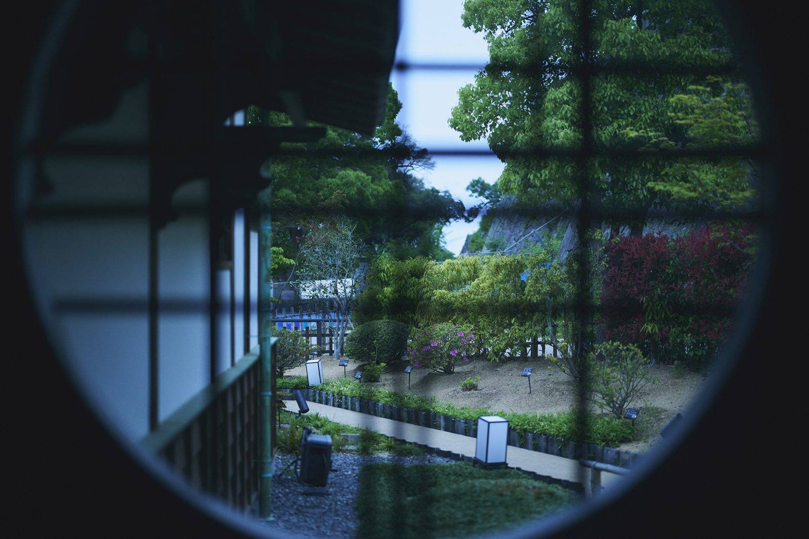 丸龜城 延壽閣別館 Kazeno Heritage從圓窗望出去的庭園