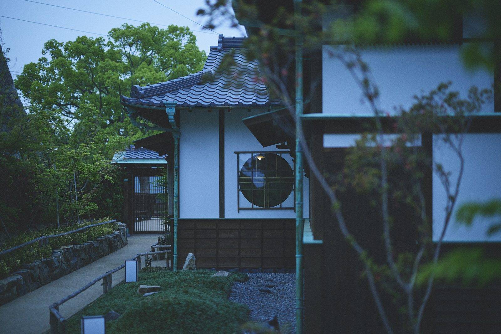 丸龜城 延壽閣別館 Kazeno Heritage庭園中帶圓窗的別館
