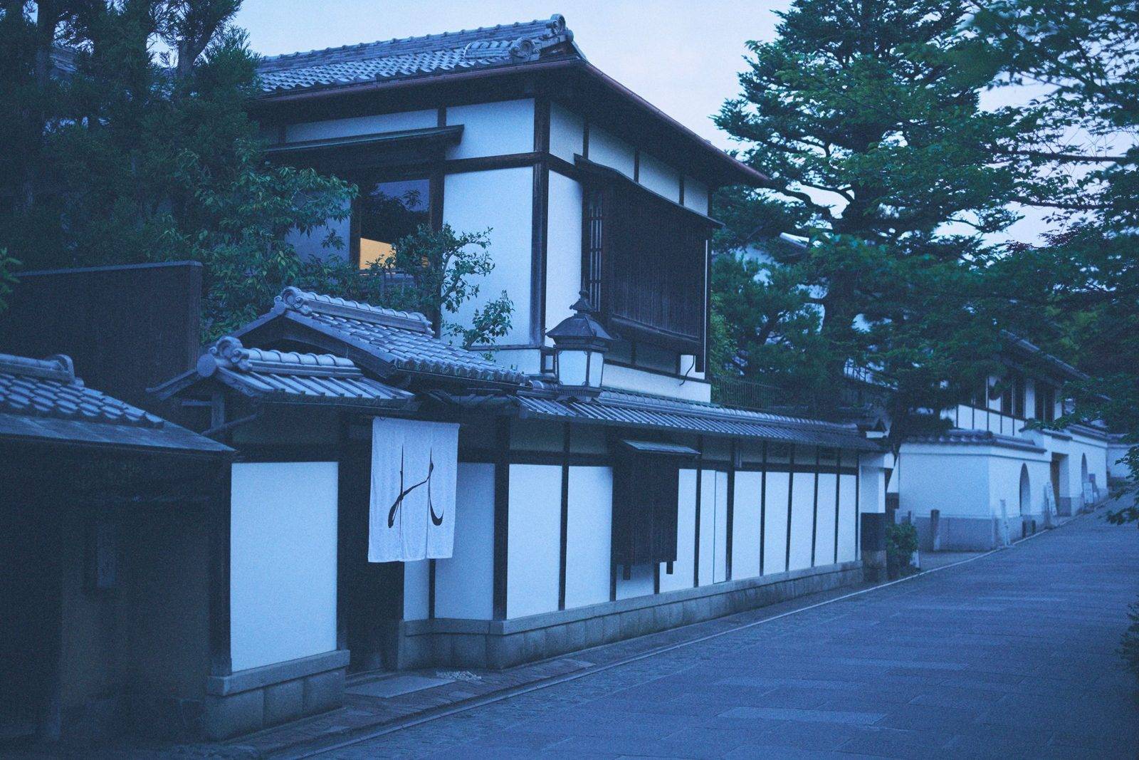 寧寧之道別邸 Kazeno Heritage 京都 白牆木造外觀與石板路