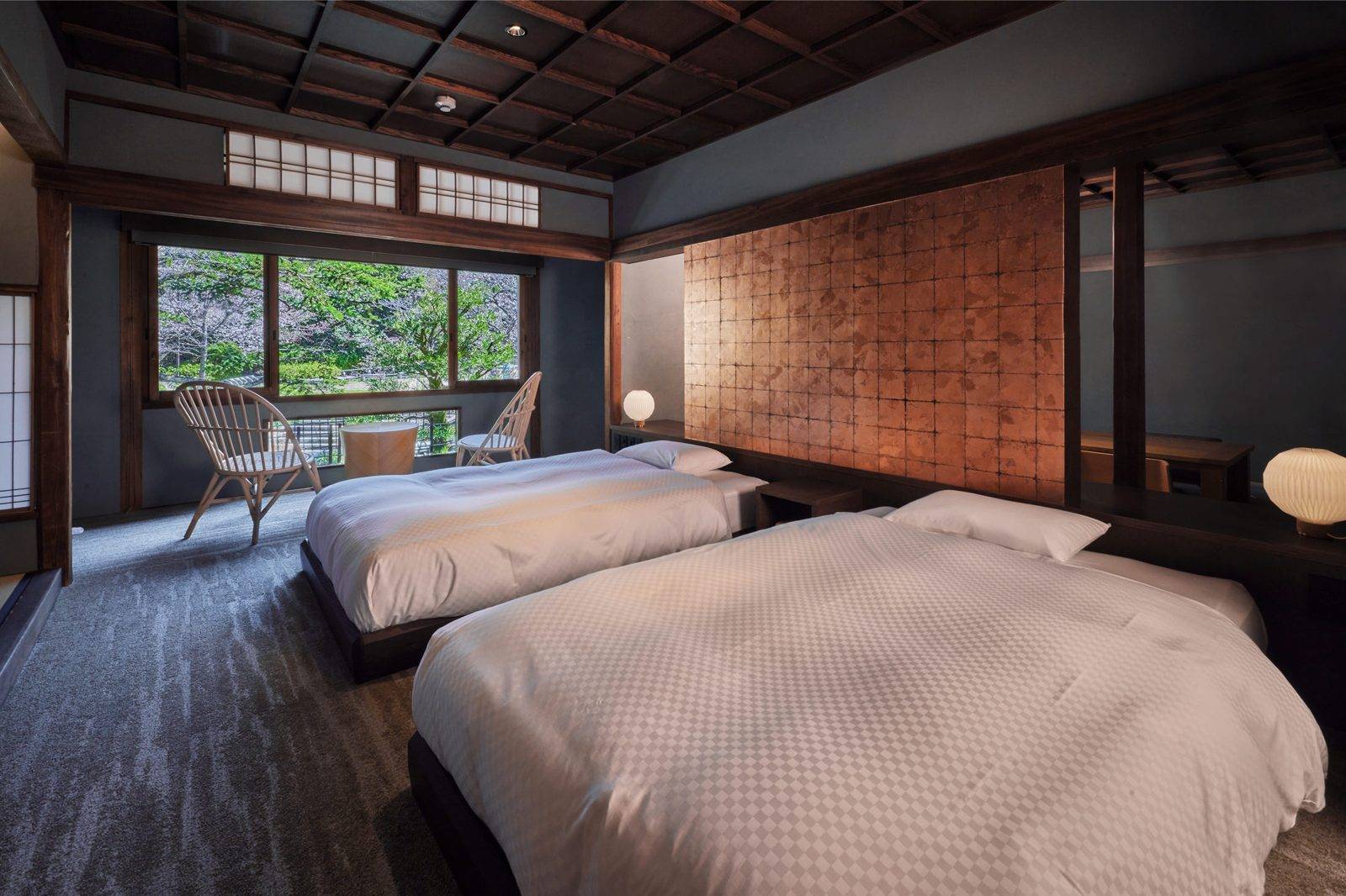 寧寧之道別邸 Kazeno Heritage 京都 102 的雙床與窗邊椅