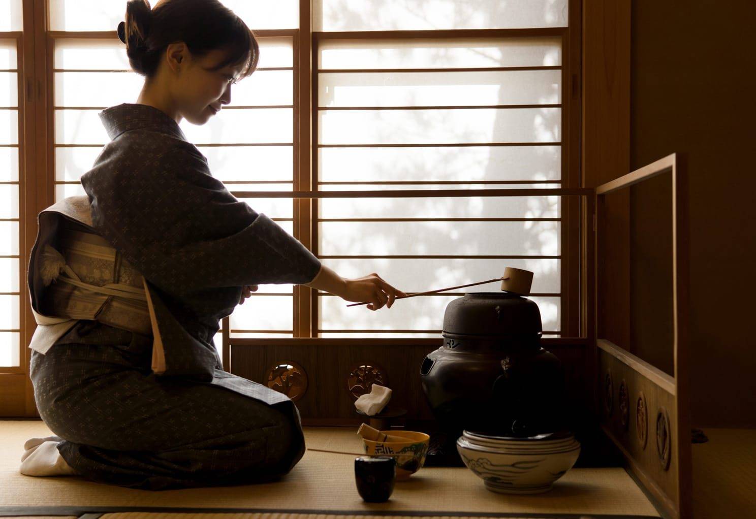 風之 八女福島和室裡以鐵釜點茶