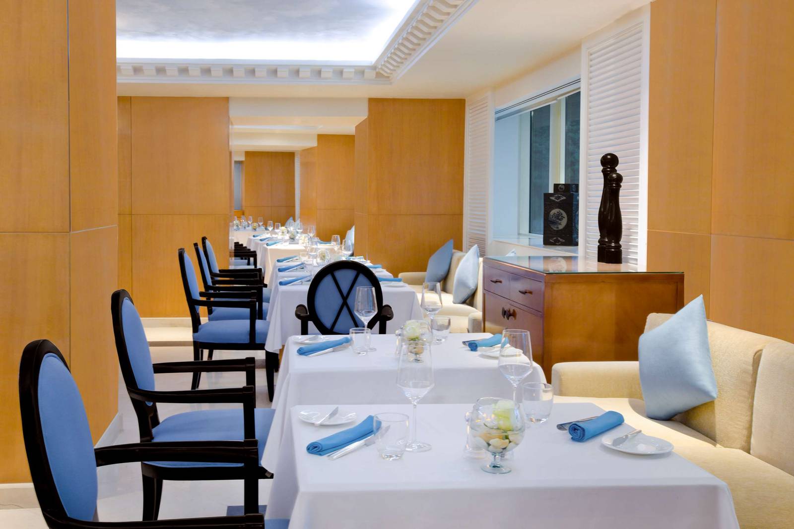 開羅凱賓斯基尼羅河酒店 The Blue Restaurant and Grill 的白色桌巾與藍色座椅