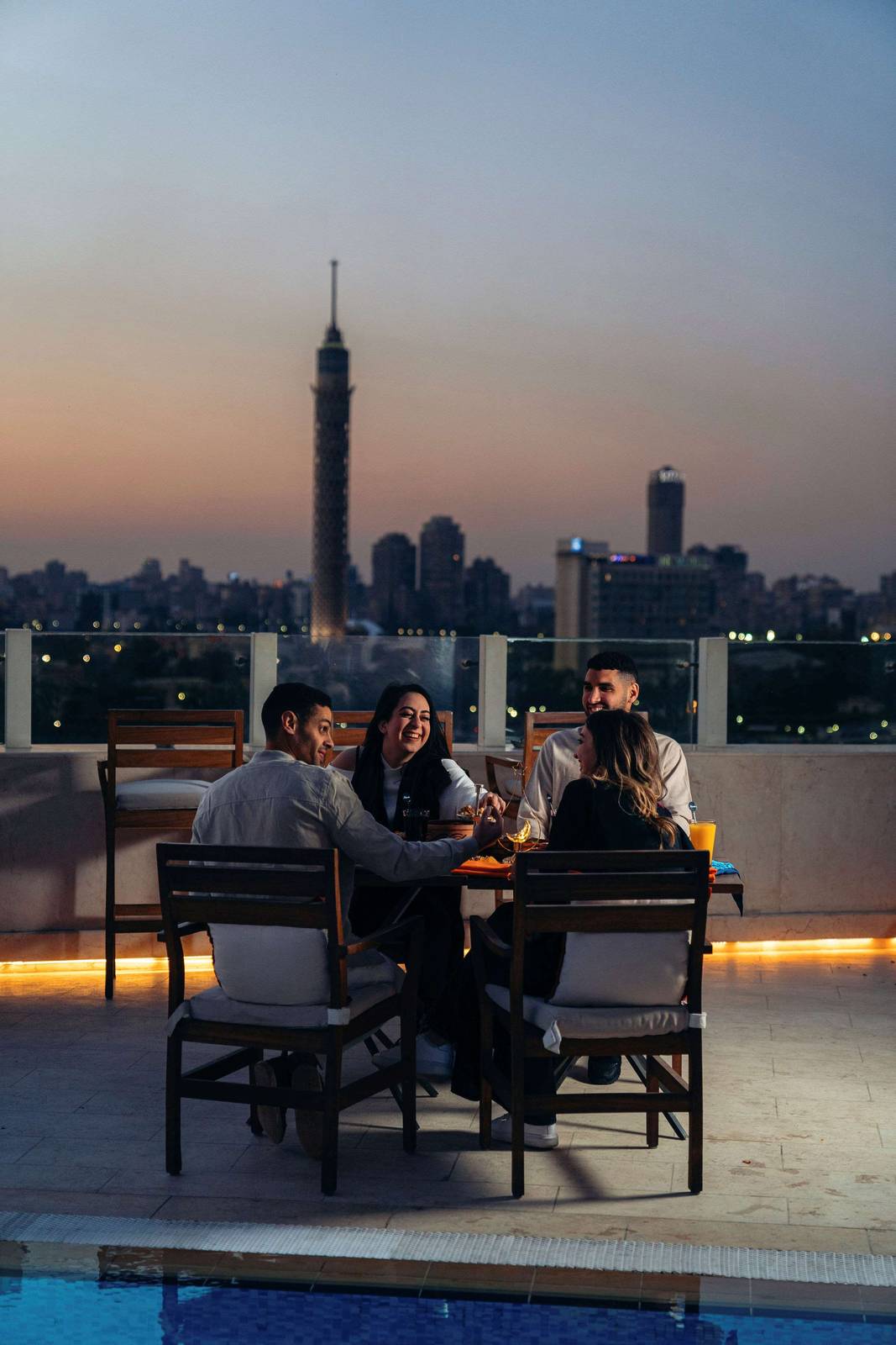 開羅凱賓斯基尼羅河酒店 The Rooftop 夜間露天座位與開羅塔
