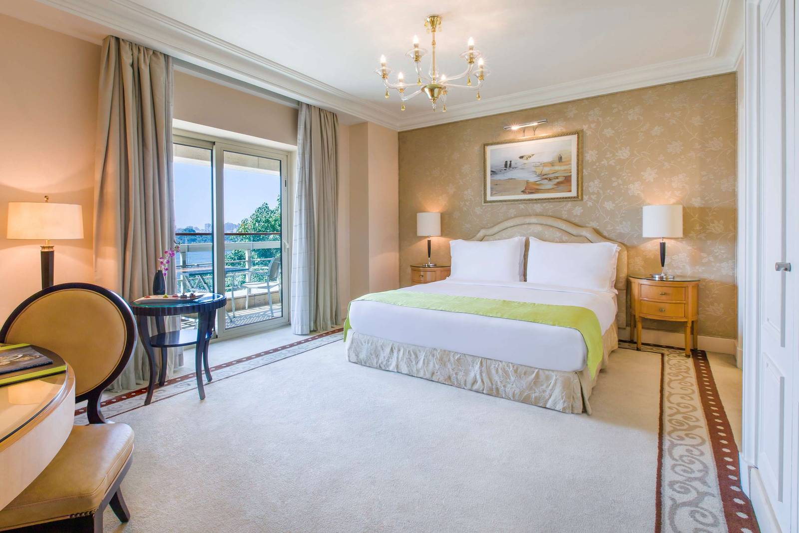 開羅凱賓斯基尼羅河酒店 Nile Deluxe Room 的大床與落地窗