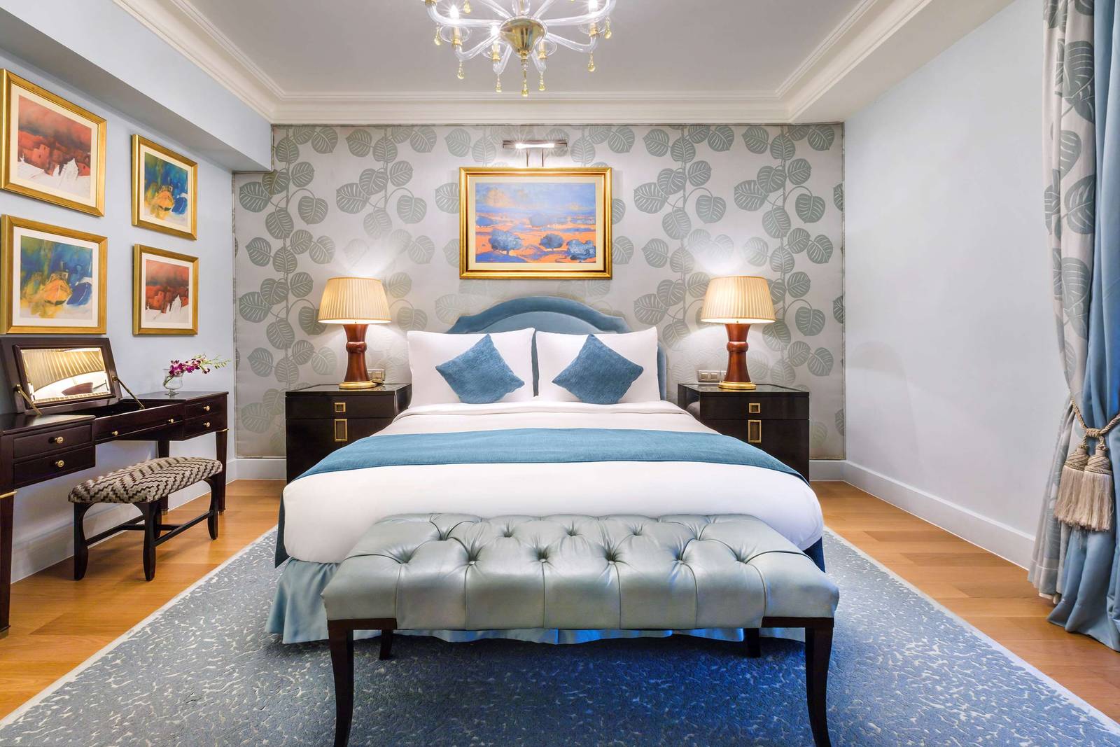 開羅凱賓斯基尼羅河酒店 Nile Deluxe Suite 的臥室與藍色床尾凳