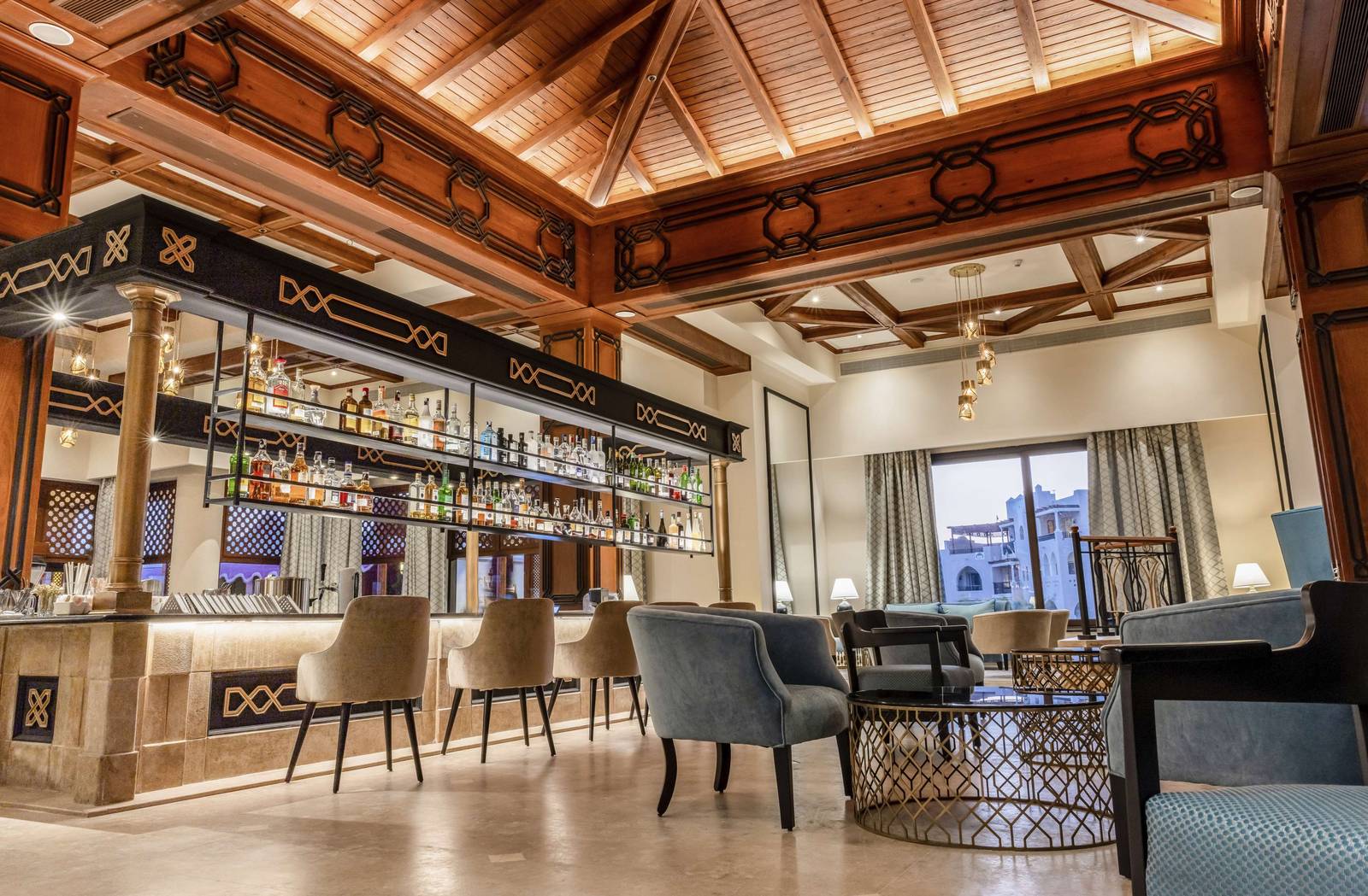 蘇瑪灣凱賓斯基酒店 Sultan Bar 的吧檯與沙發座