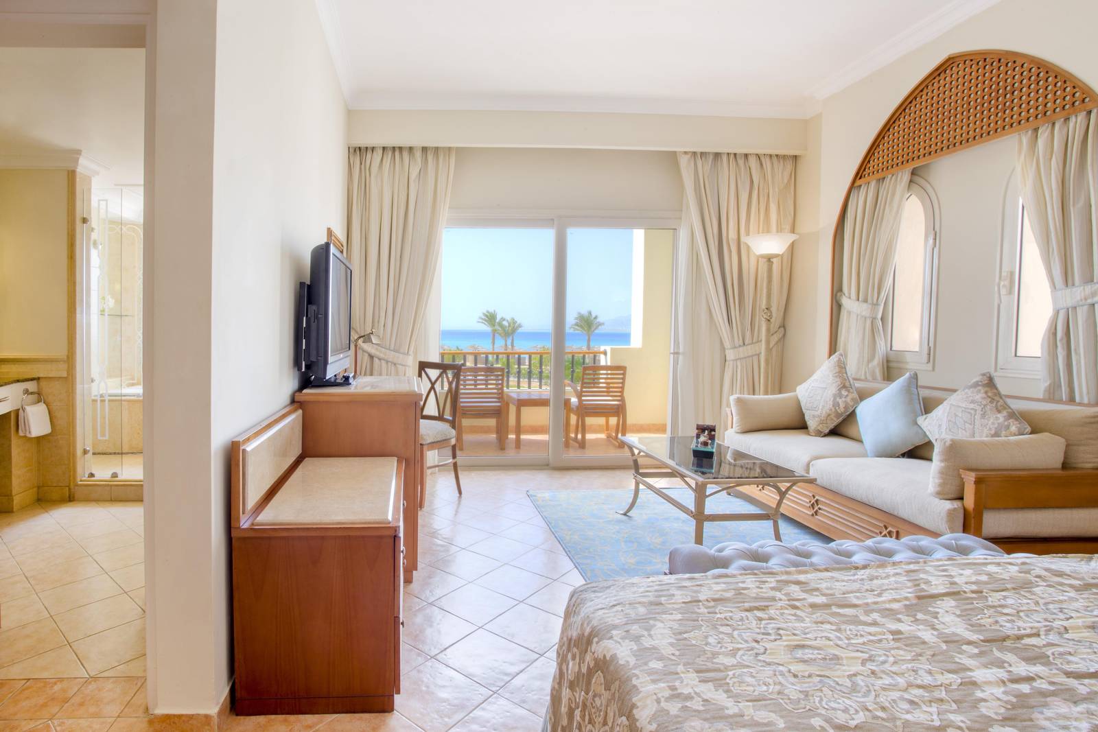 蘇瑪灣凱賓斯基酒店 Sea View Room 的床、沙發與窗外海景