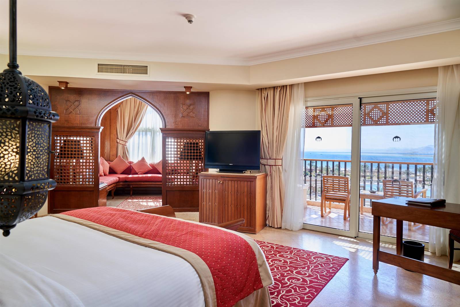 蘇瑪灣凱賓斯基酒店 Junior Suite Sea View 的臥室與海景陽台