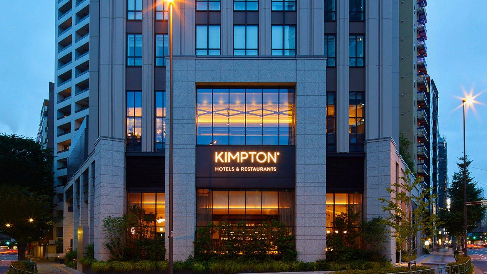 東京新宿金普頓酒店傍晚點燈的外觀與 KIMPTON 招牌