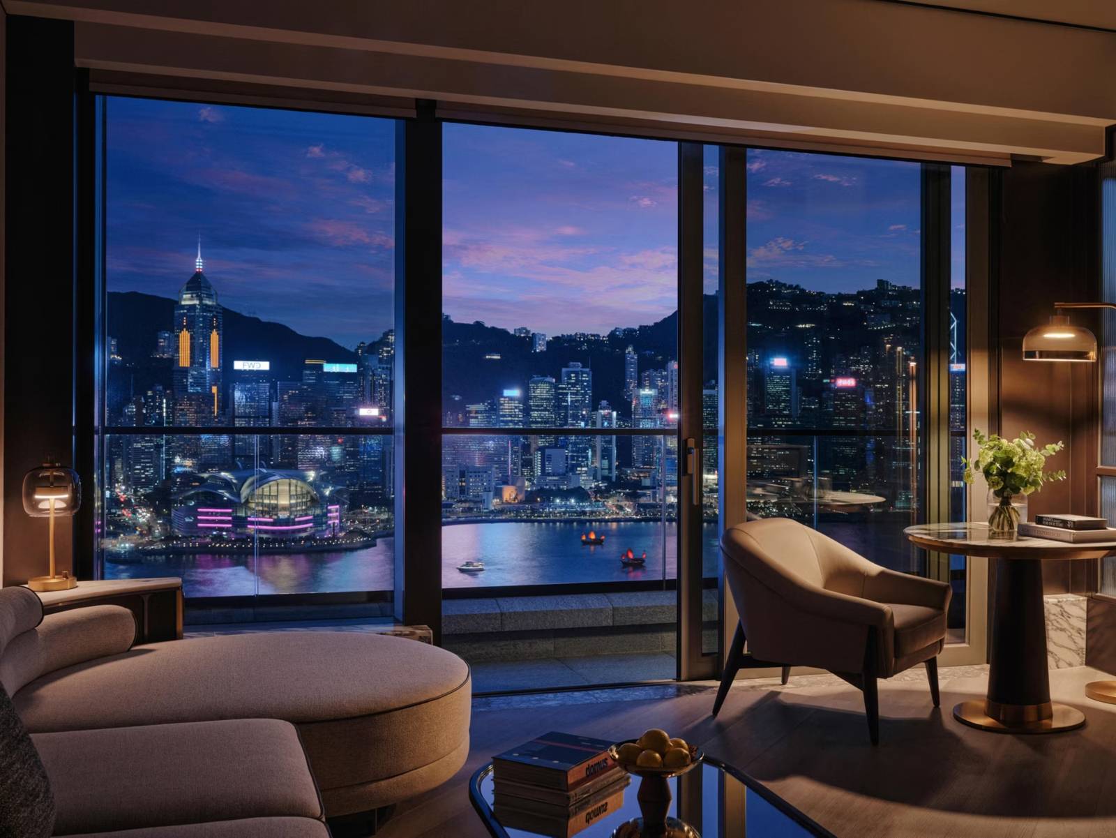 香港尖沙咀金普頓酒店套房客廳與窗外的維港夜景