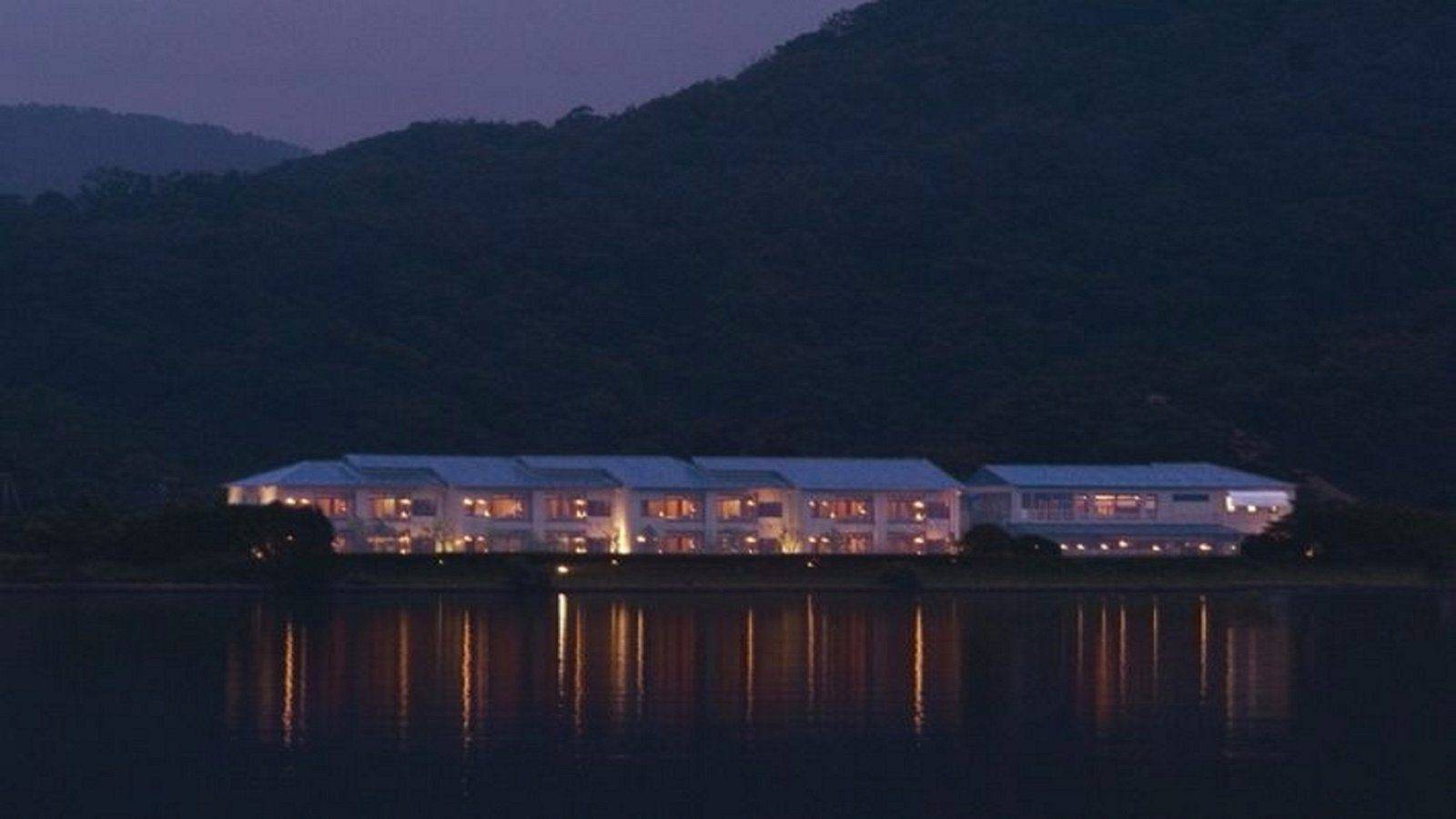 城崎 圓山川溫泉 銀花 從圓山川對岸看旅館夜間燈光