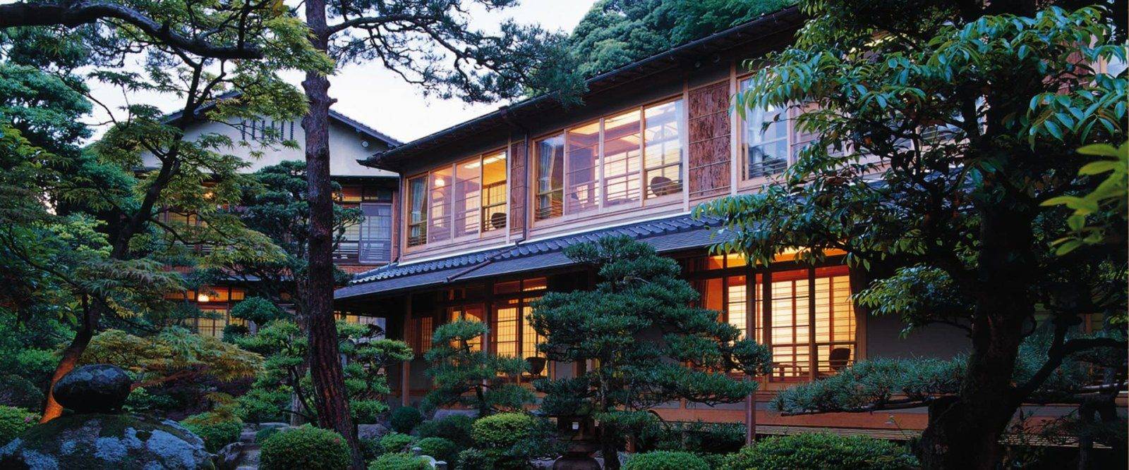 城崎溫泉 西村屋本館傍晚的庭園與木造建築