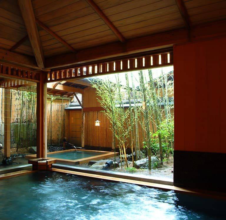 城崎溫泉 西村屋本館面向竹林小庭的木造大浴場