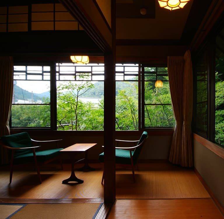 城崎溫泉 西村屋本館窗外是樹林的和室