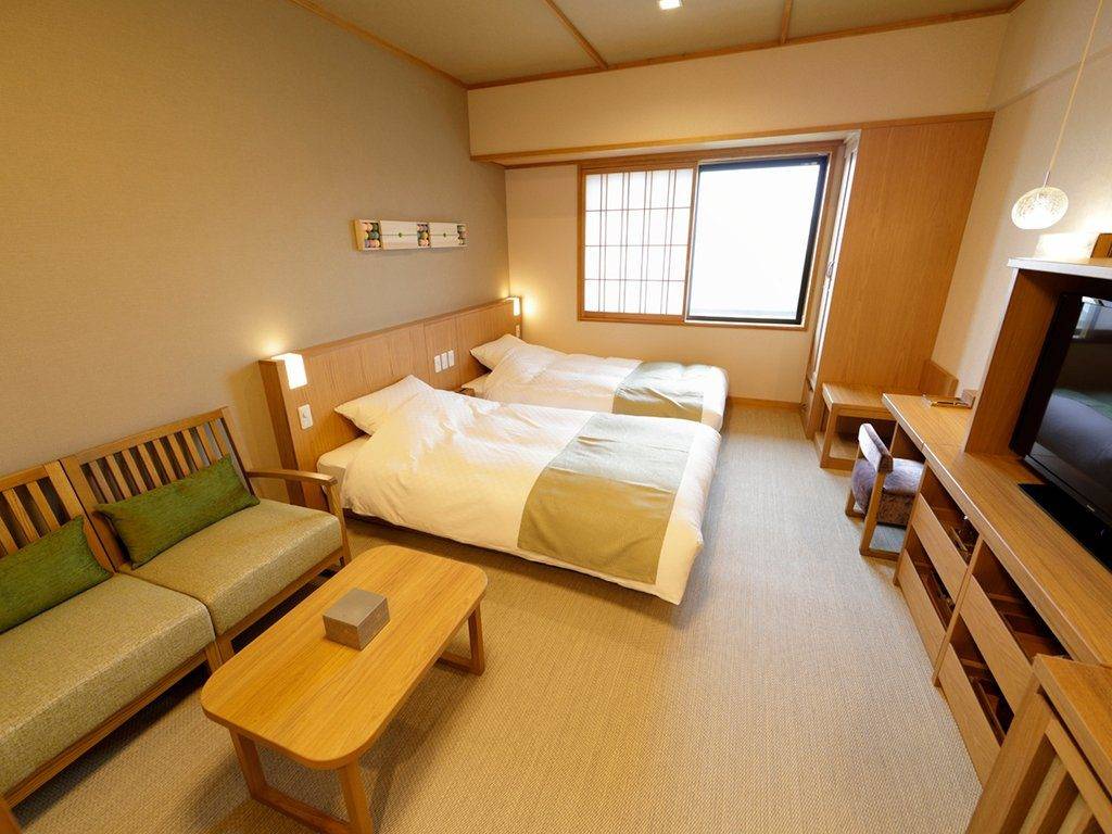 琴平 御宿 敷島館 本館和雙床房的和式床與沙發
