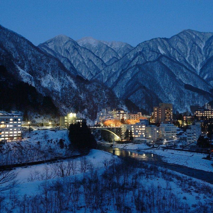 黑部・宇奈月溫泉 山之端旁冬夜的宇奈月溫泉街