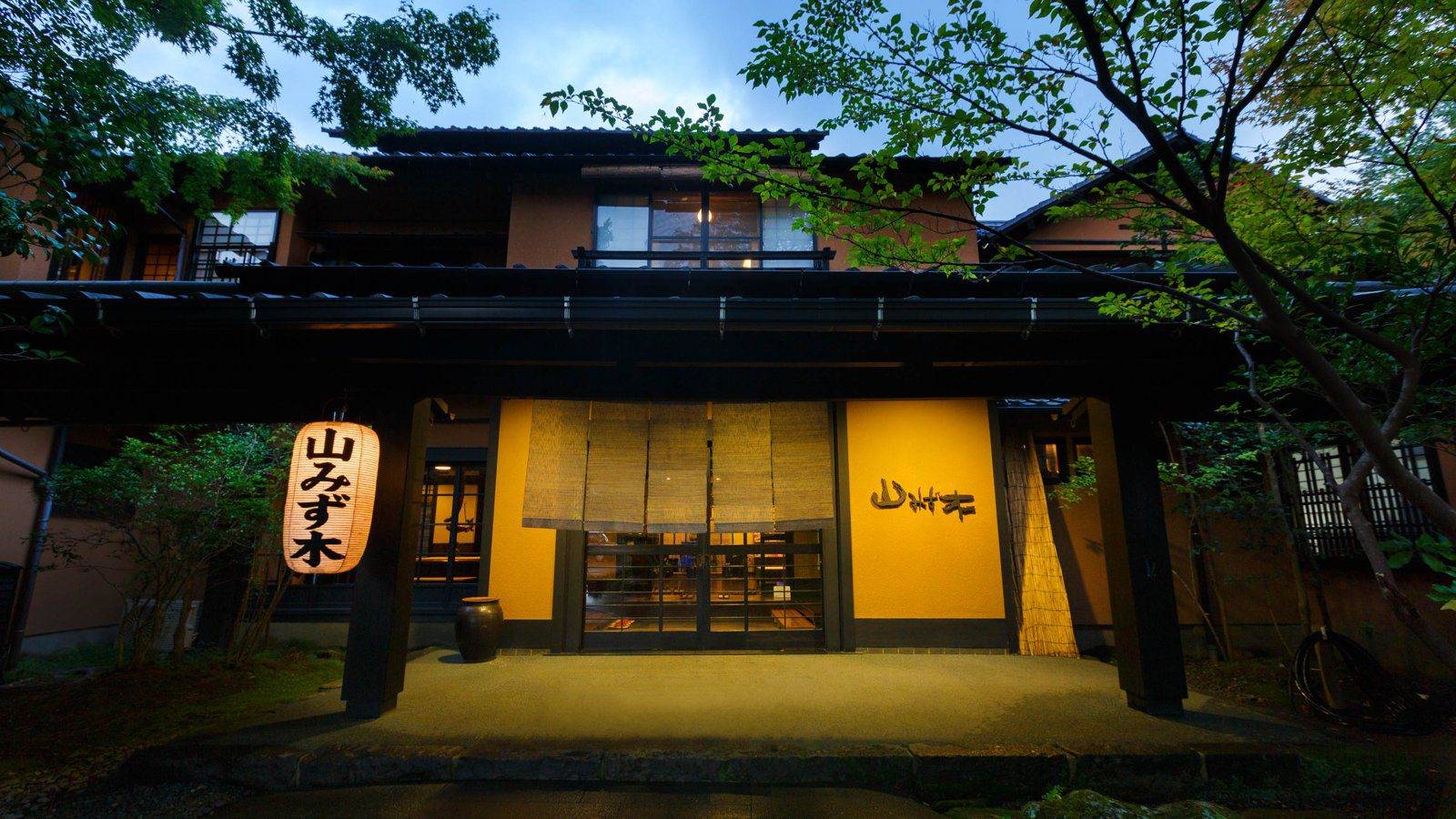 黑川溫泉 山水木燈籠點亮的旅館玄關夜景