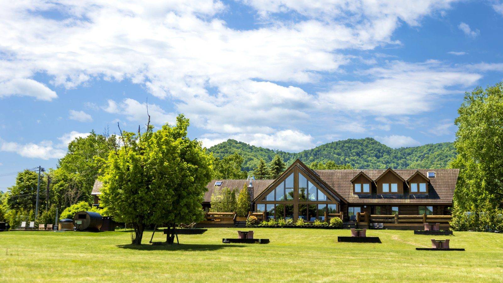 屈斜路湖 鶴雅 Auberge SoRa 草原與樹林前的原木屋主棟