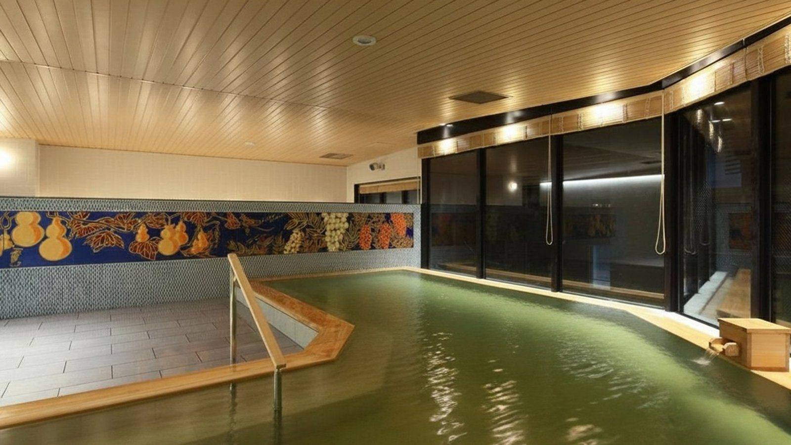 京湯元 鳩屋瑞鳳閣酒店牆面有葫蘆陶板的西山之湯