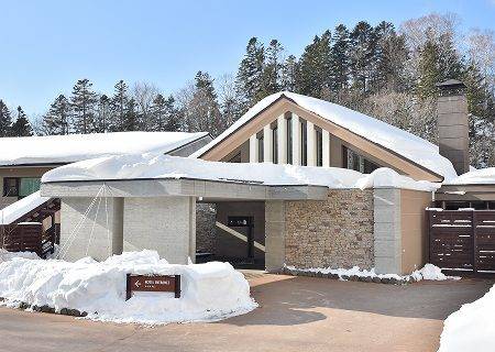 La Vista 阿寒川雪中的飯店外觀