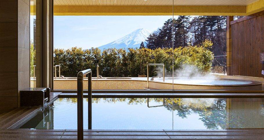 La Vista 富士河口湖 浴場窗外的富士山