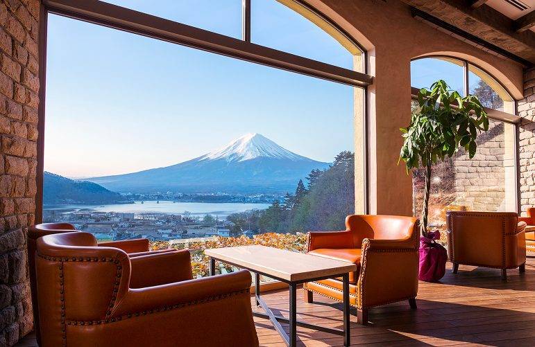 La Vista 富士河口湖 大廳窗外的富士山與河口湖