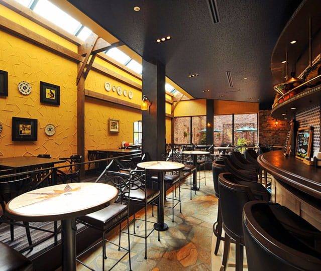 La Vista 函館灣 館內餐廳的圓桌與吧台