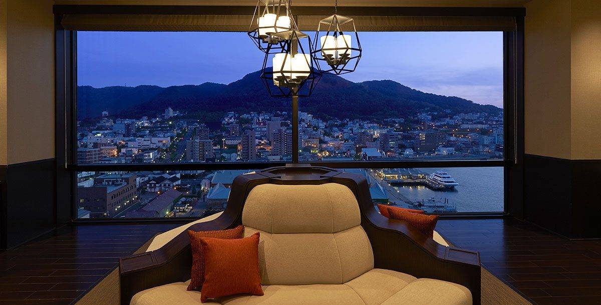 La Vista 函館灣 對著函館山的休息區沙發