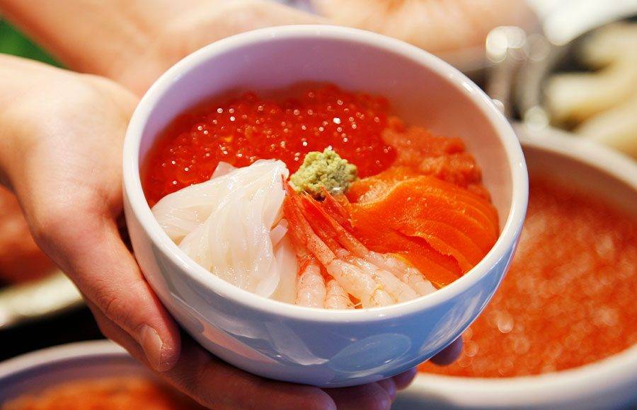 La Vista 函館灣 堆滿鮭魚卵的海鮮丼