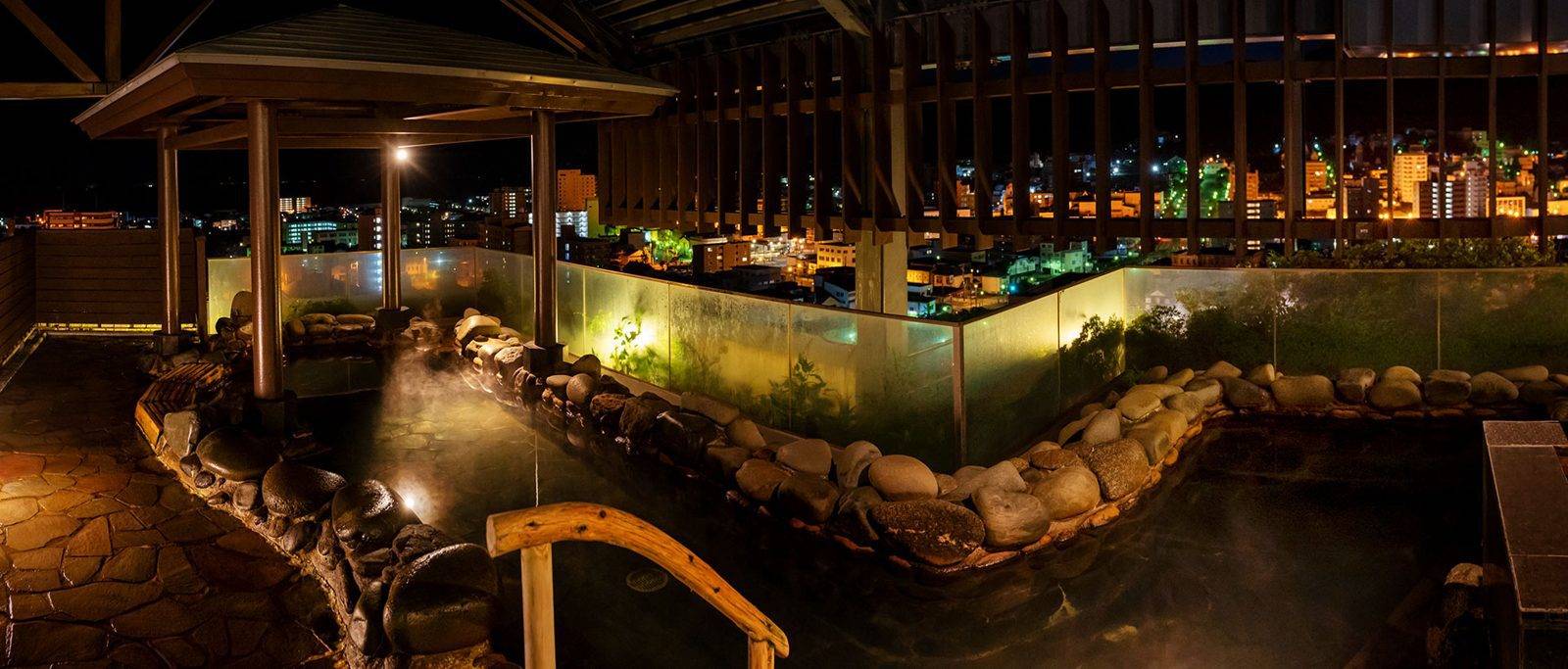 La Vista 函館灣 夜裡點燈的露天浴槽