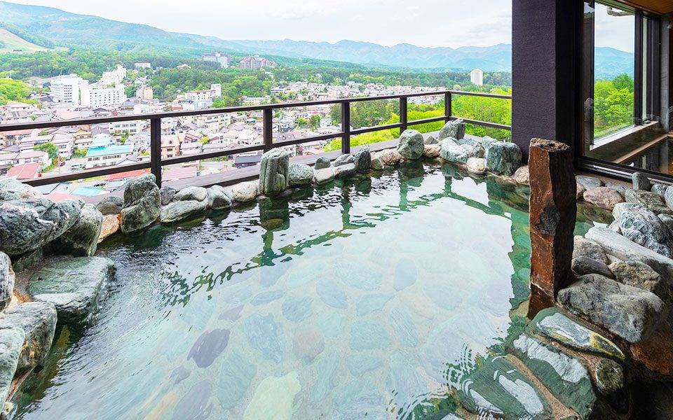 La Vista 草津 Hills 最上層岩造露天風呂與草津街景