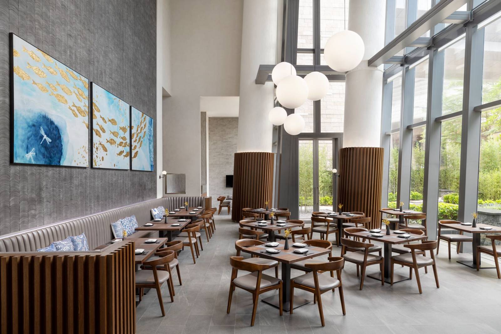 香港數碼港艾美酒店 Umami 的用餐區與窗外綠意