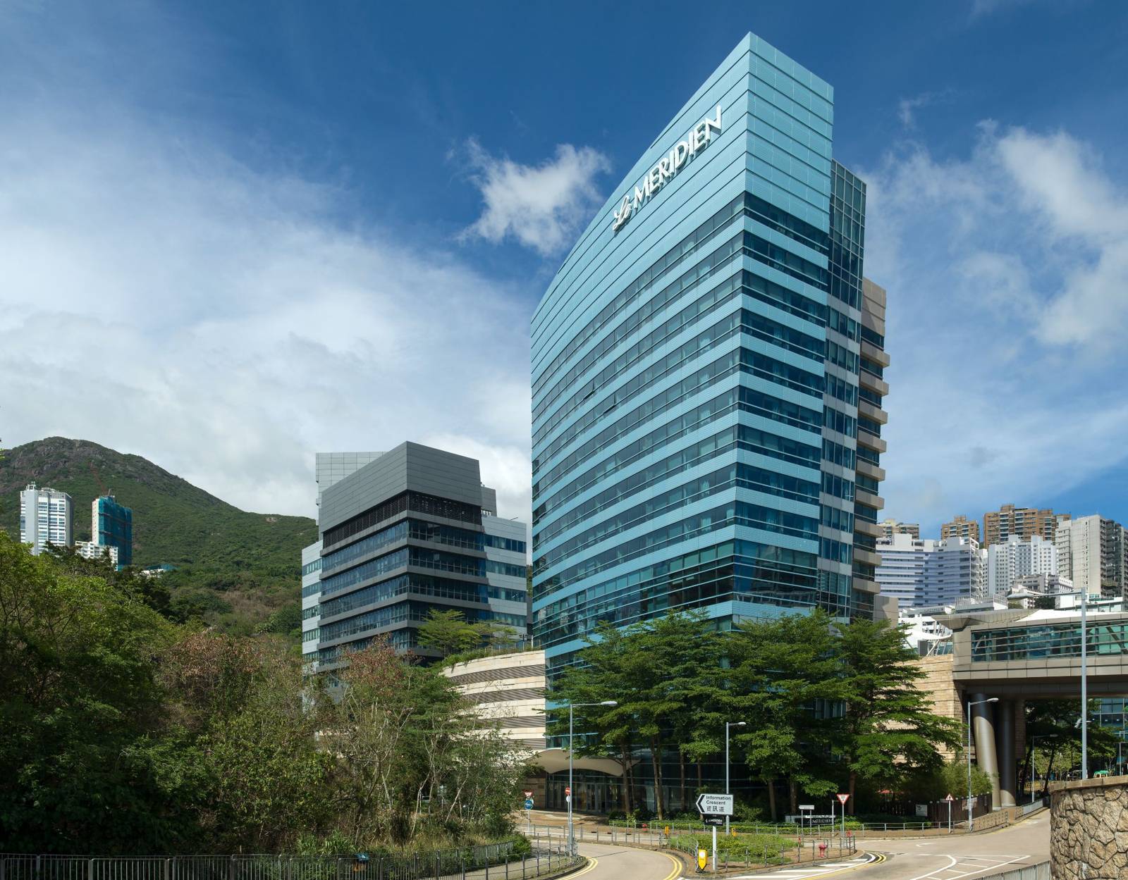 香港數碼港艾美酒店玻璃帷幕的大樓外觀與山景