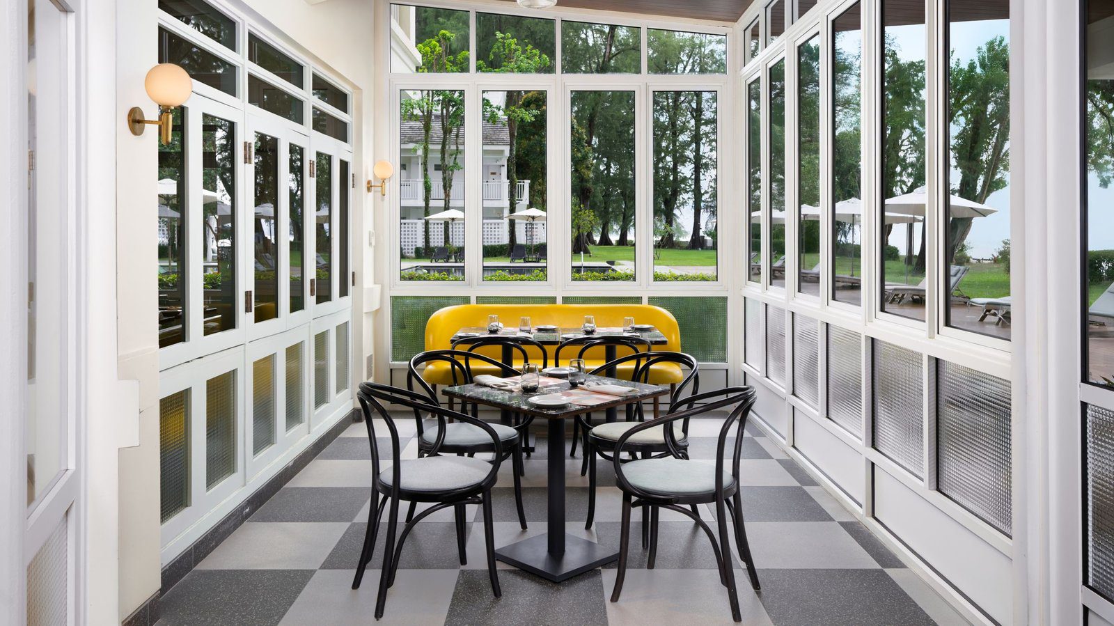 The Bungalow 玻璃屋內的餐桌座位