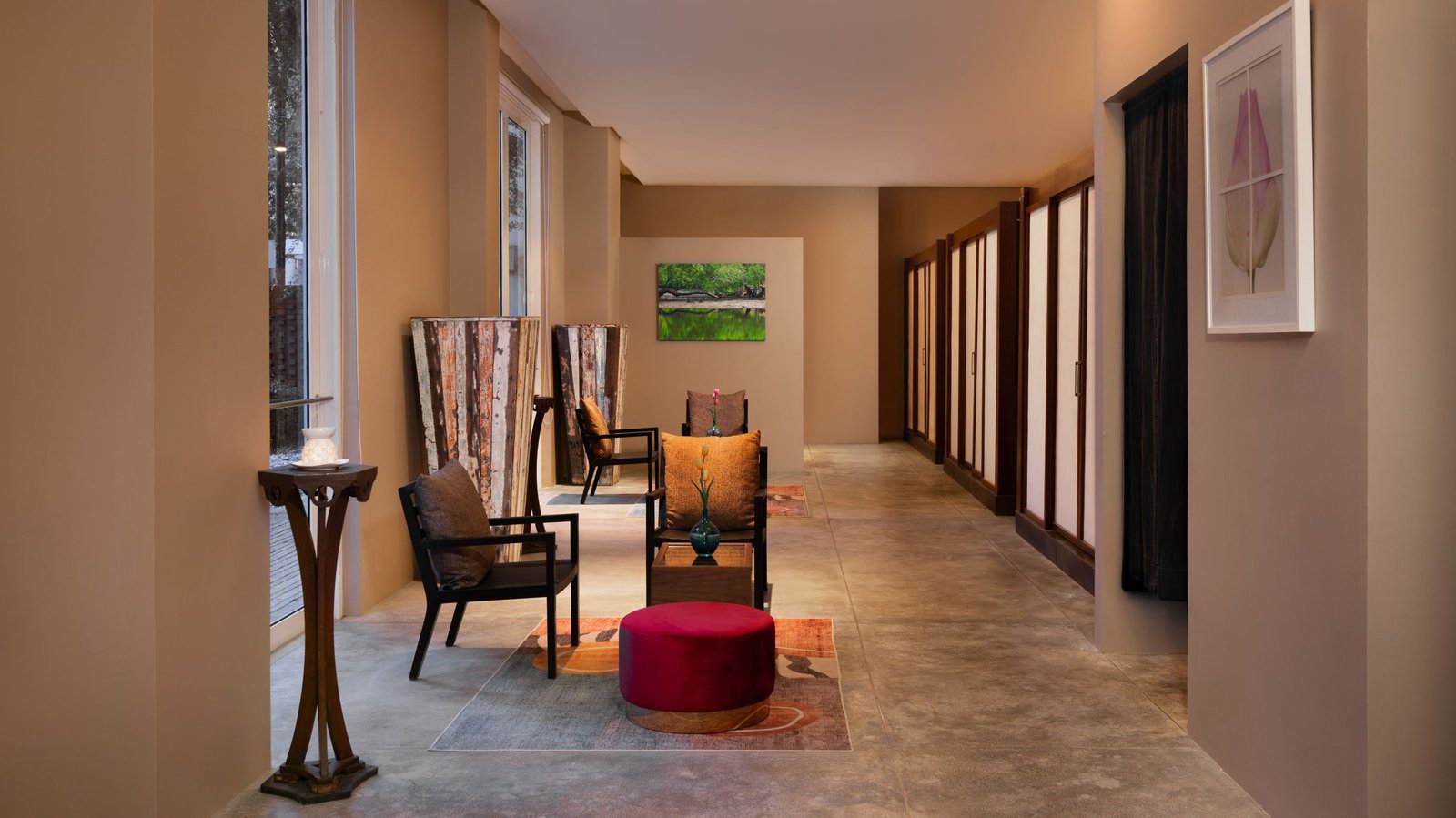 SUASANA Spa 的走廊與等候座椅