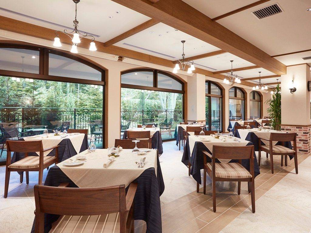 Le Chien 舊輕井澤餐廳 Calme Vent 的拱窗與餐桌