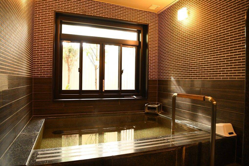 Le Chien 舊輕井澤貸切風呂「和みの湯」的溫泉浴池