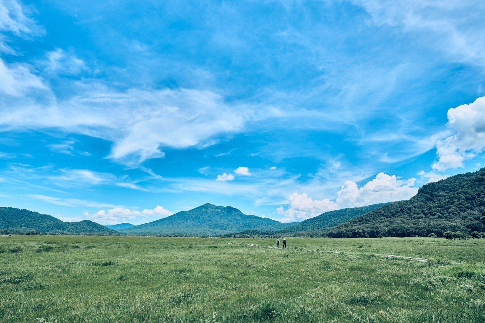 藍天下的尾瀨原草原與遠方山稜